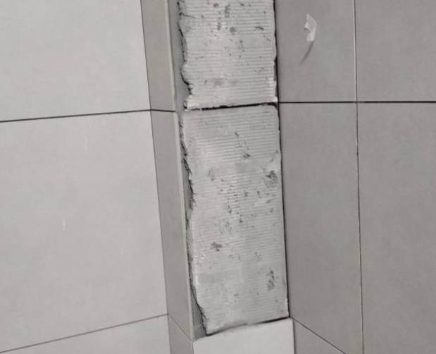 顺庆瓷砖空鼓维修公司分享下瓷砖施工前基层浇水润湿程度不足，可能导致以下问题