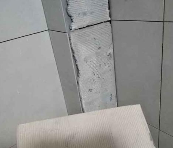 顺庆瓷砖空鼓维修公司分享下厨房瓷砖脱落的补救措施。